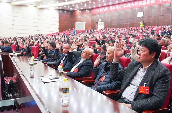 1月10日上午，參加南通市通州區(qū)第十七屆人民代表大會第四次會議的代表舉手表決，通過大會各項(xiàng)決議。.jpg