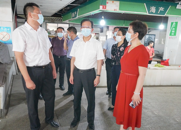 張建華率隊(duì)督查文明城市長效管理工作時(shí)強(qiáng)調(diào)：堅(jiān)持以人為本 補(bǔ)齊短板弱項(xiàng) 全面提升文明城市長效管理水平.jpg